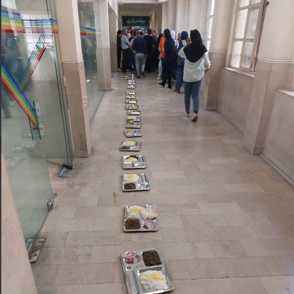 دانشجویان دانشگاه تربیت مدرس در اعتراض به کیفیت پایین غذا و بینظمی در توزیع تجمع کردند