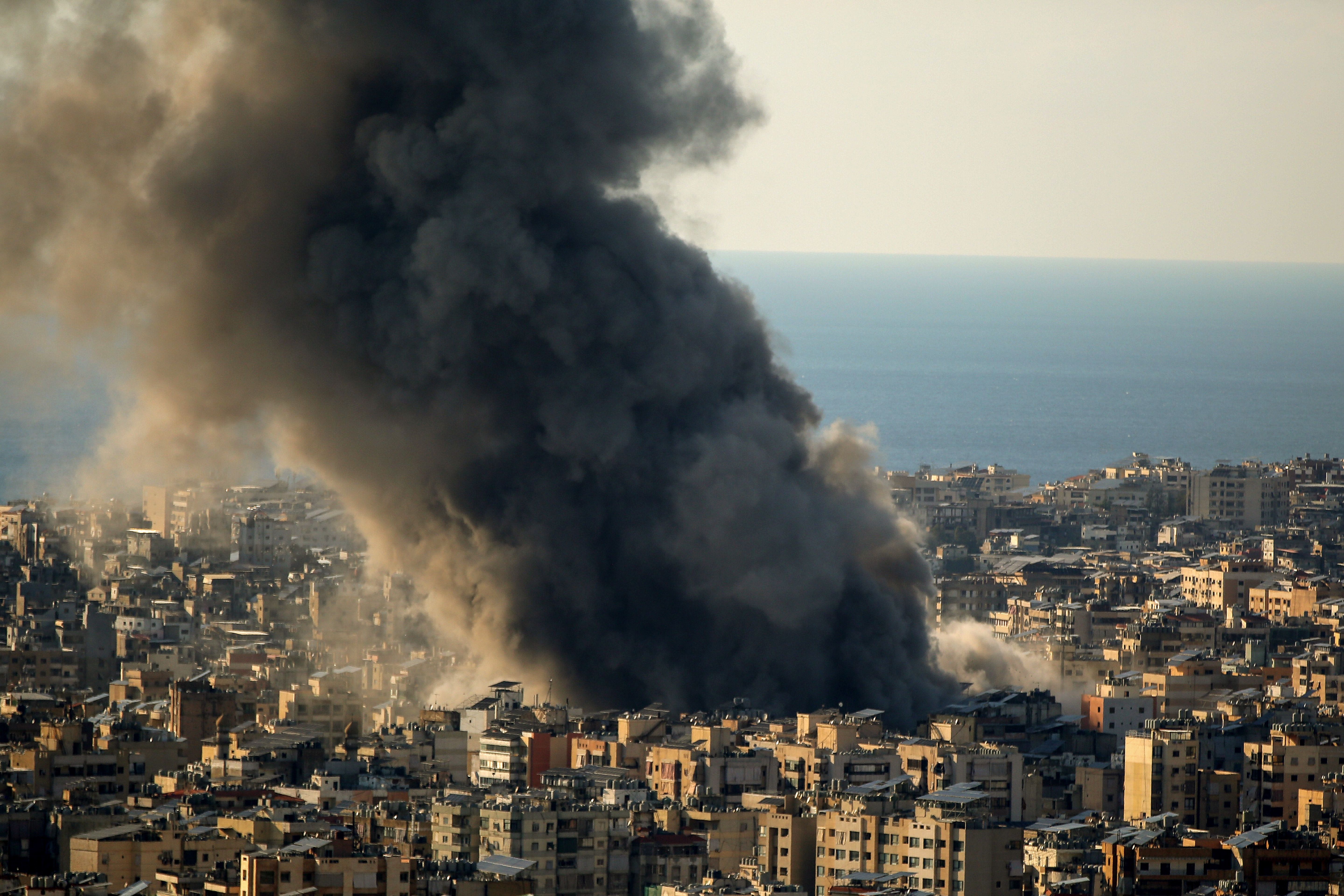 دود سیاه بر فراز نواحی جنوبی بیروت پس از حمله اسرائیل به مواضع حزب‌الله در این شهر