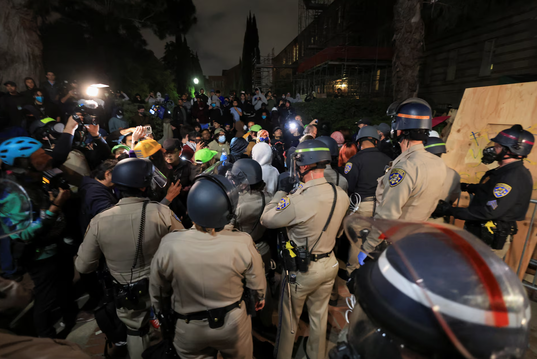 صحنه‌ای از تجمع معترضان ضد اسرائیلی و حضور پلیس در دانشگاه کالیفرنیا، چهارشنبه ۱۲ اردیبهشت