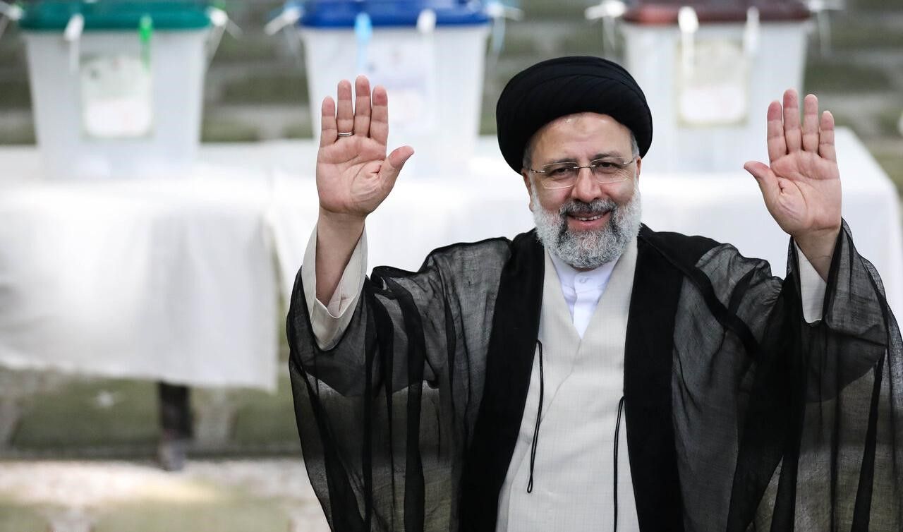 انتقاد روزنامه اطلاعات از شکاف ۳۲ درصدی رشد مالیات و افزایش حقوق در بودجه ۱۴۰۳