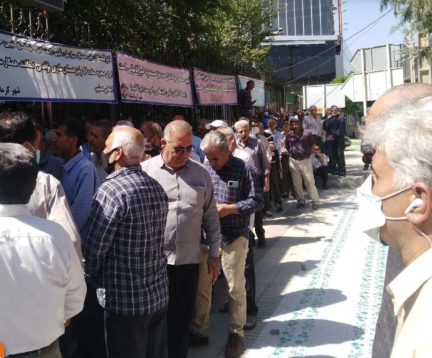 متقاعدو إيران يتظاهرون في الشوارع بموائد فارغة.. ويطالبون الحكومة بالاستقالة