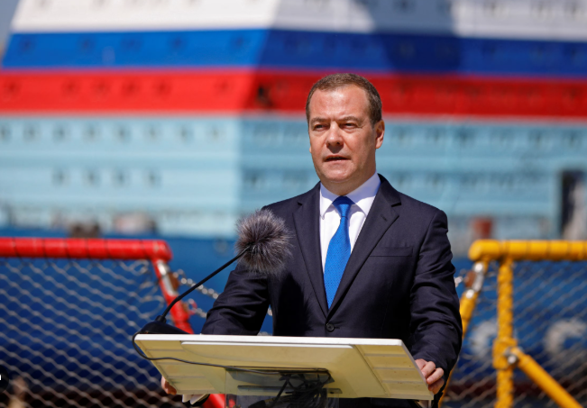 مدودف با اشاره به فشارهای آمریکا: ترامپ باید بداند که روسیه نه اسرائیل است و نه ایران