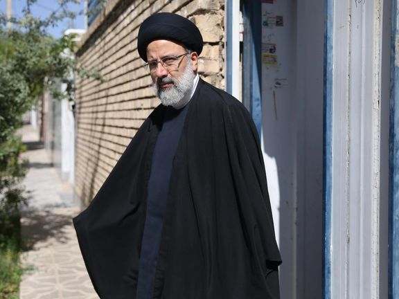 مادر رئیسی: هنوز منتظرم رئیسی از در بیاید