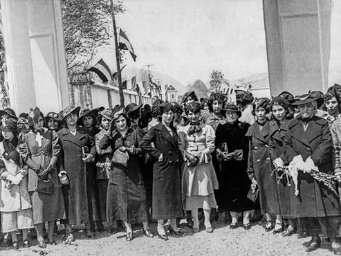 Iranian women shortly after the ban on hijab.