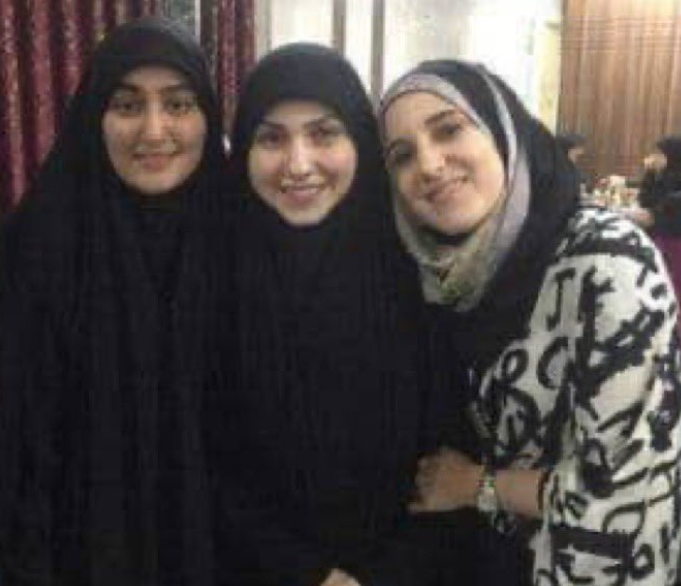 تصویری که پس از مصاحبه کواکبیان در فضای مجازی پربازدید شده است. از راست به چپ: کاترین شکدم، فاطمه مغنیه، فرزند عماد مغنیه و زینب سلیمانی، فرزند قاسم سلیمانی./ تاریخ، مکان و منشاء تصویر مشخص نیست. 