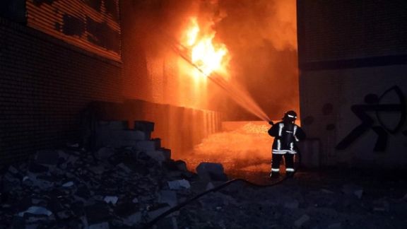 آتشنشانی: آتشسوزی گسترده در کارخانه موتورهای الکتریکی شهرکرد ادامه دارد