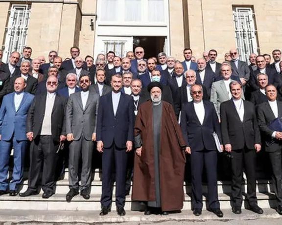 حملة طرد مسؤولي النظام الإيراني تقترب من 200 ألف توقيع