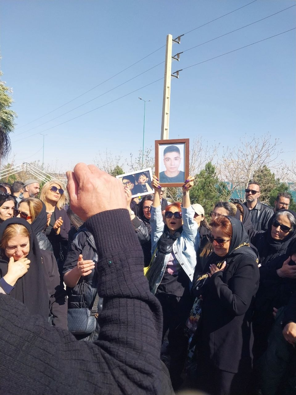 ادامه ایستادگی مردم در مراسم چهلم جاویدنامان؛ «ایران را پس می‌گیریم»