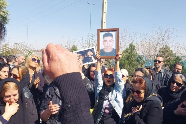 ادامه ایستادگی مردم در مراسم چهلم جاویدنامان؛ «ایران را پس میگیریم»