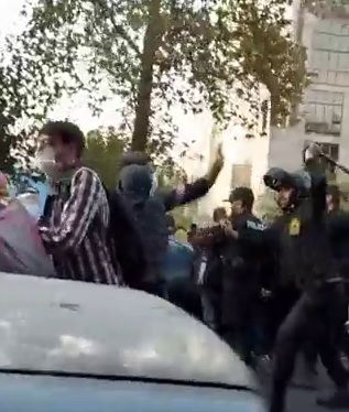 ضرب و شتم معترضان در تهران؛ اعتراضات به قتل مهسا امینی به شهرهای بزرگ ایران کشیده شد