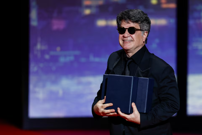 المخرج جعفر بناهي بعد فوزه بسعفة كان الذهبية: آمل أن نبلغ الحرية قريبًا في إيران