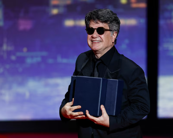 المخرج جعفر بناهي بعد فوزه بسعفة كان الذهبية: آمل أن نبلغ الحرية قريبًا في إيران