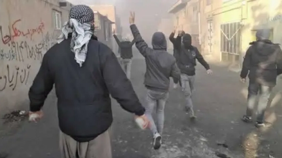 استمرار مقاومة المدن الكردية رغم القمع العنيف وإطلاق النار من قبل قوات الأمن الإيرانية