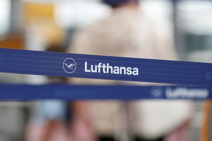Logo of Lufthansa is seen as passengers wait at Munich Airport during a warning strike staged by Lufthansa ground staff over 9.5 % pay claim by Germany's public sector workers union Verdi in Munich, Germany July 27, 2022.