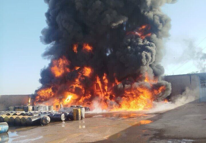 یک کارگاه تولید فرآورده‌های نفتی در اصفهان آتش گرفت