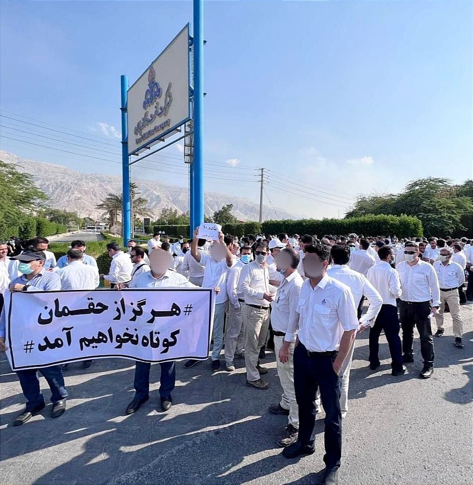 عمال النفط في إيران يدخلون في إضراب واسع.. وهتاف "الموت لخامنئي" في مترو طهران