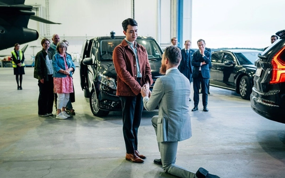 دیپلمات سوئدی پس از آزادی از زندان در ایران، از دوستپسرش در فرودگاه خواستگاری کرد