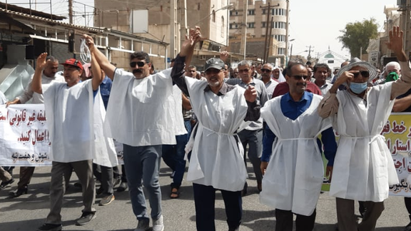 تجمع بازنشستگان در شهرهای مختلف ایران و بازداشت تعدادی از تجمعکنندگان در مقابل وزارت کار