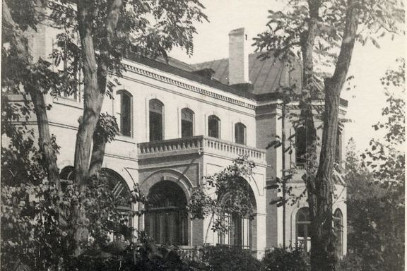 سفارت فرانسه در تهران به مناسبت سال جدید میلادی برای مردم ایران آرزوی «آزادی و برابری» کرد