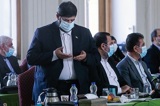 نمایندهای که حین جلسه رسمی نمایندگان مجلس با وزیر نماز خواند: روی نماز اول وقت حساسم