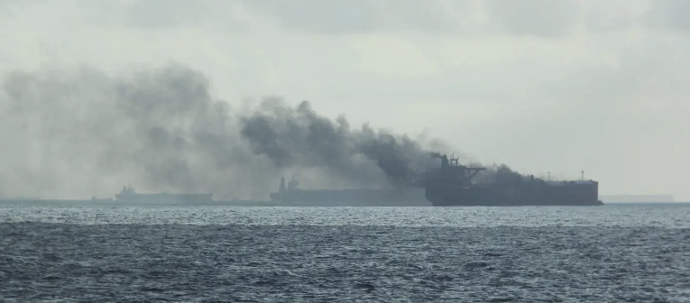 تصادف و آتش‌گرفتن نفتکش چینی حامل نفت ایران در نزدیکی سنگاپور