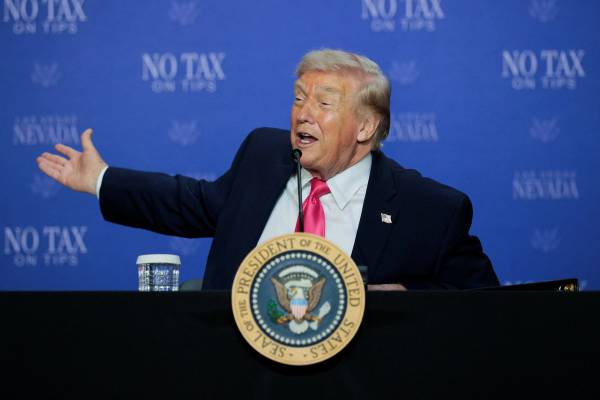 گاردین: ادعای پیروزی ترامپ در «جنگ ایران»، یادآور ادعای بدفرجام «ماموریت انجام شد» بوش است