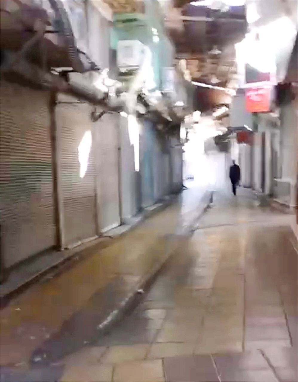 استجابة واسعة لدعوات الإضراب في إيران.. التجار يغلقون متاجرهم من مشهد إلى المدن الكردية