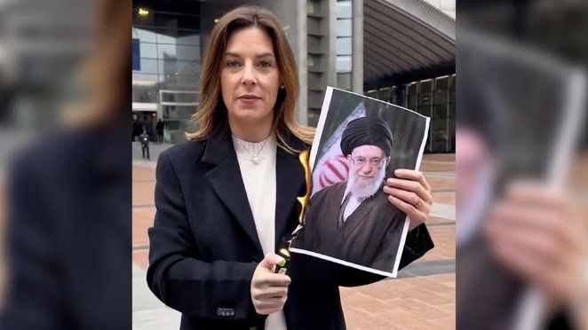 نماینده ایتالیا در پارلمان اروپا تصویر خامنه‌ای را آتش زد و خواستار سقوط دیکتاتور تهران شد