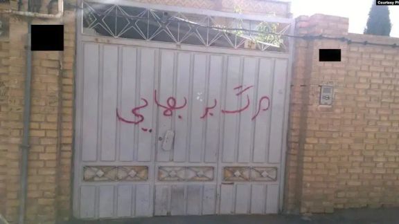 "Death to Baha'is" written on the gate of a house belonging to a Baha'i family (Undated)