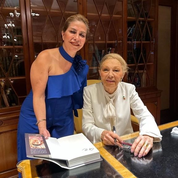 تصویری از حضور نسرین روشن در کنار شهبانو فرح پهلوی