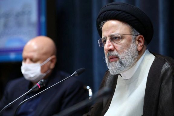 President Ebrahim Raisi (right) and the head of Plan and Budget Organization of the Islamic Republic of Iran Masoud Mirkazemi