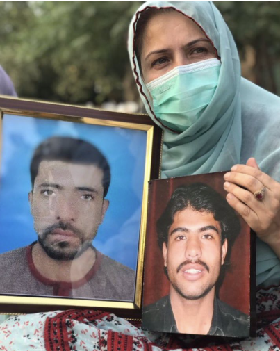 سعیده بلوچ برای شوهر کشتهشدهاش فیصل بلوچ، و برادر و برادرزاده ناپدید شدهاش دادخواهی میکند. منبع: ماهرنگ بلوچ