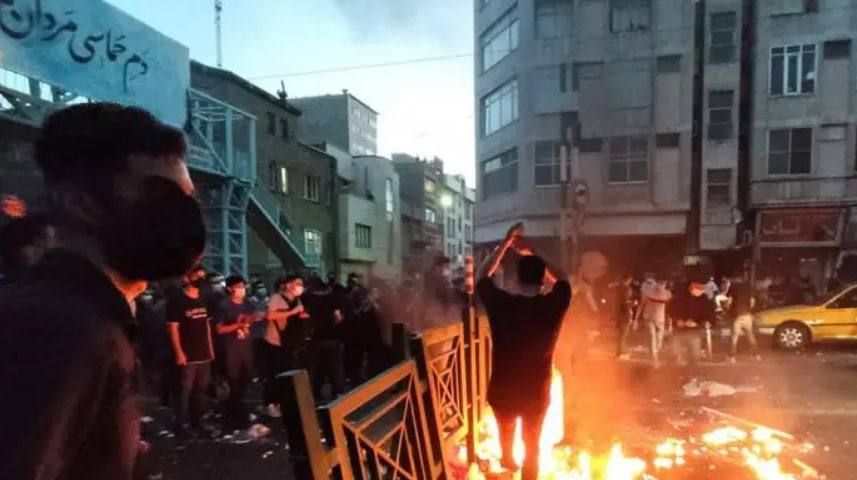 انتفاضة الإيرانيين الشعبية تستمر حتى فجر اليوم في بعض الأماكن وتزايد ردود الفعل العالمية 