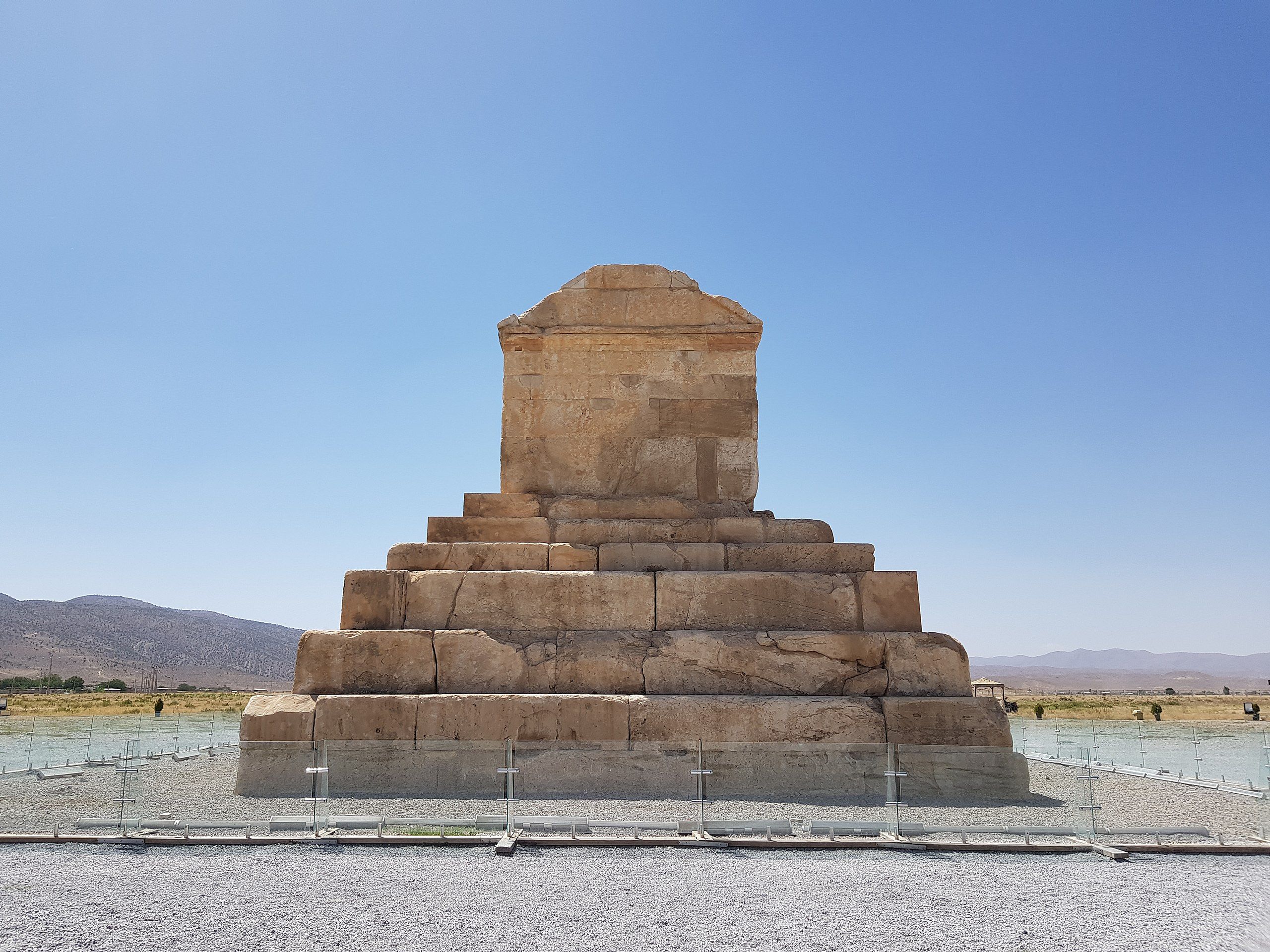 جو امنیتی در شیراز و بازداشت کوتاه پدر و مادر نوید افکاری در روز بزرگداشت کورش