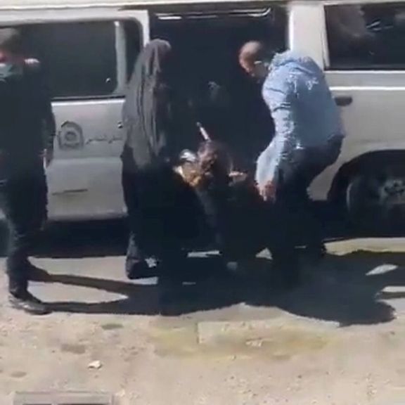 نیروی انتظامی با تایید ویدیوی پرت کردن یک زن به داخل ون گشت ارشاد: برخورد انضباطی شد