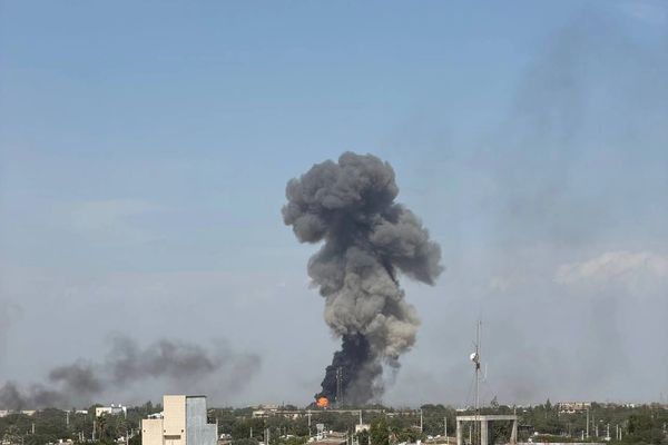 تردد خودروهای شبهنظامی با پرچم عراق در خرمشهر همزمان با ادامه حملات هوایی