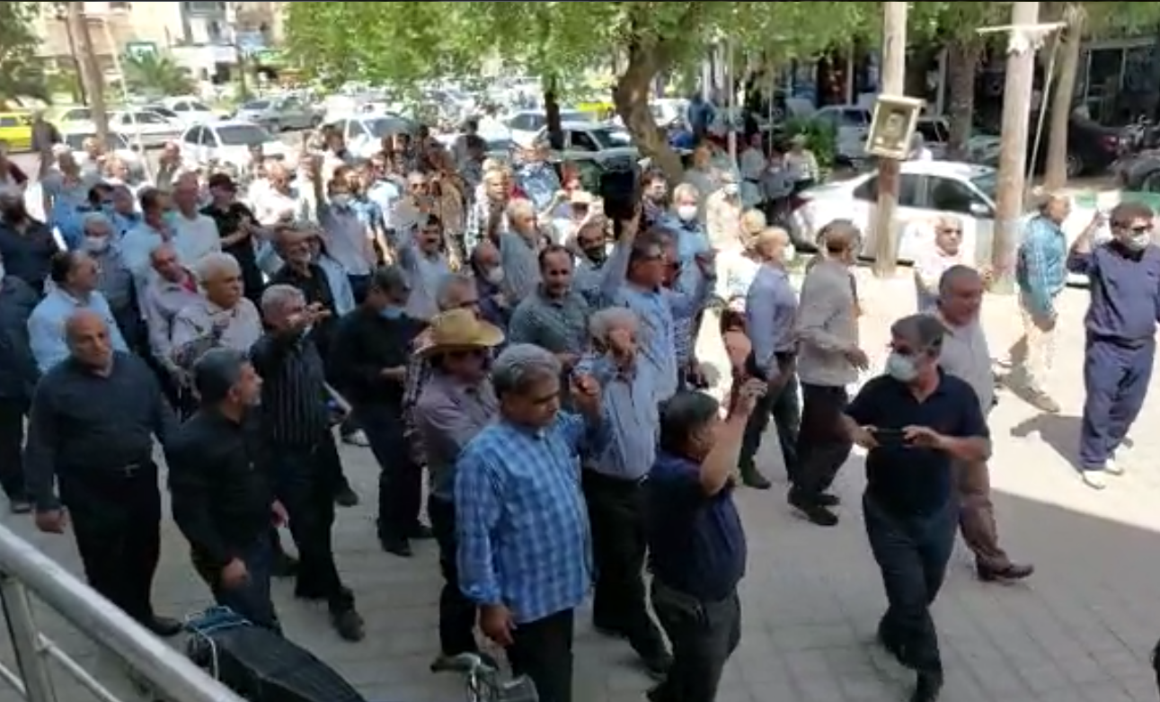 المتقاعدون الإيرانيون ينددون بصمت المرشد.. ويؤكدون: "السلطات الثلاث بلا فائدة"