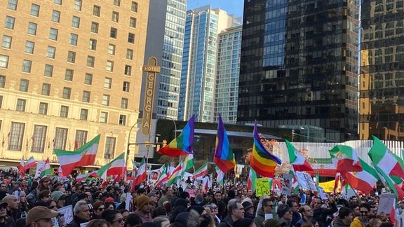 هزاران نفر از ایرانیان و فعالان در ونکوور در حمایت از خیزش مردم ایران تظاهرات کردند