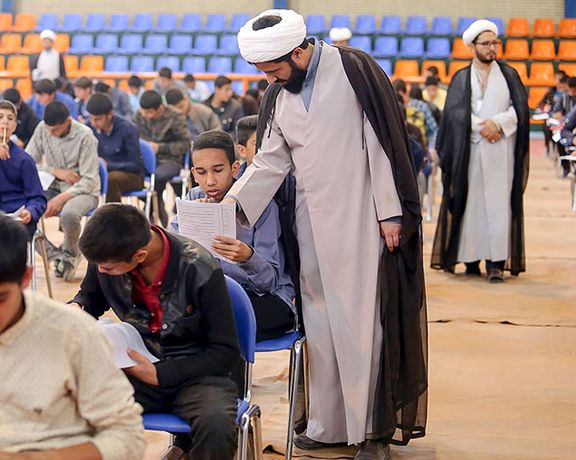 روزنامه کیهان خواستار تصویب قانونی برای استقرار طلبهها در مدارس شد