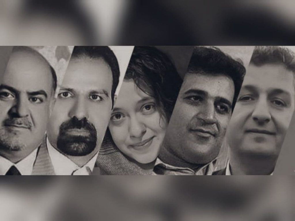 دادگاه شکایت کنندگان از خامنه‌ای به خاطر منع واردات واکسن؛ فعالان را به دادگاه راه ندادند