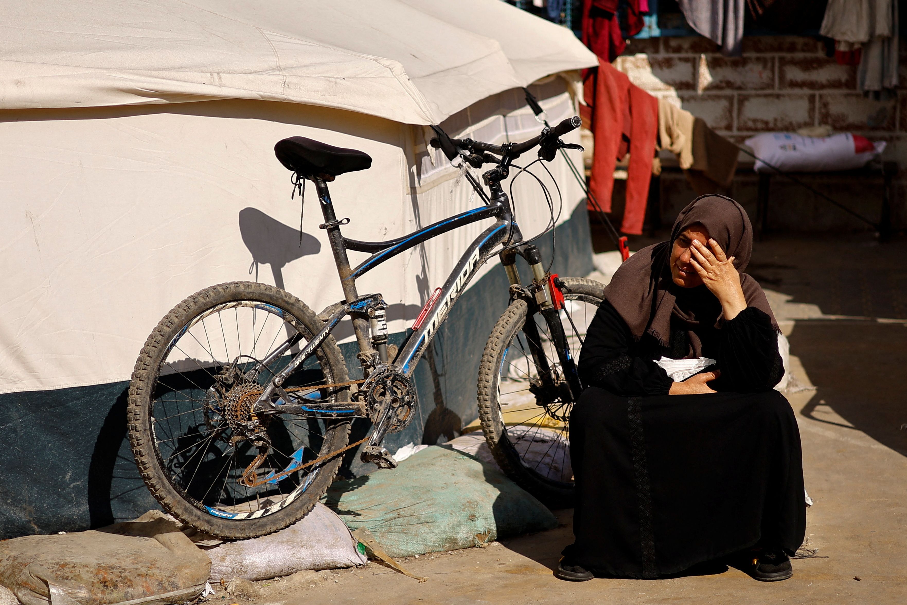 زن فلسطینی در مدرسه سازمان ملل (محل اسکان آوارگان غزه)، رفح، ۱۲ بهمن