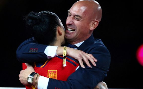 شاکی جدید از انگلستان؛ روبیالس بازیکن انگلستان را هم بهزور بوسیده بود