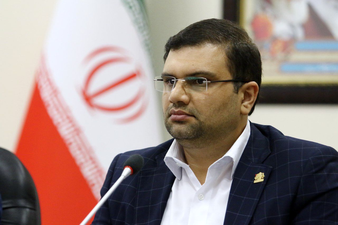 حمله عضو هیات رییسه به مشاور عزیزی خادم؛فدراسیون فوتبال جمهوری اسلامی هستیم نه جزیره مستقل