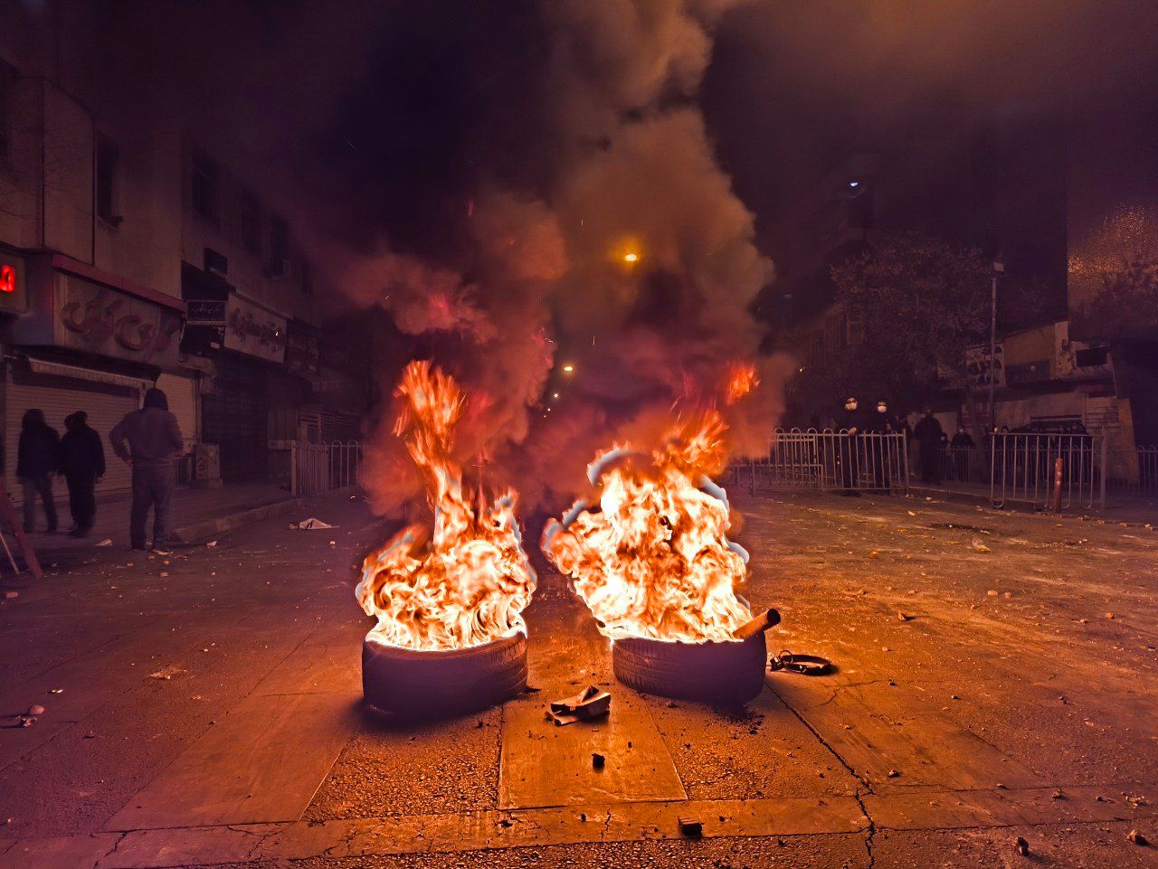 پیام مخاطب: در بروجرد روی جمعیت معترض با ماشین آب داغ پاشیدند