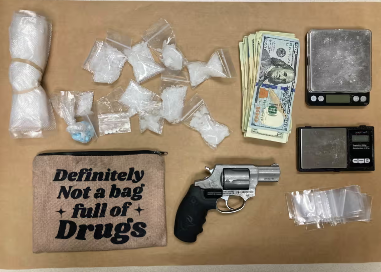 کشف مواد مخدر از کیفی که رویش نوشته شده بود: این کیف قطعا پر از مواد مخدر نیست