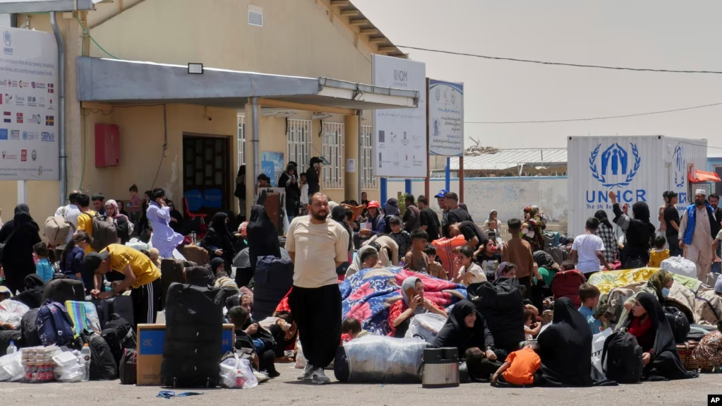 طرد عشرات الآلاف من الأفغان.. إيران تصرّ على ترحيل الأجانب بعد الهجمات الإسرائيلية