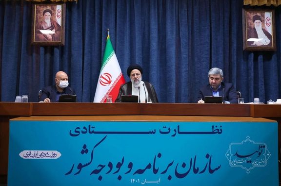 The head of Iran’s Planning and Budget Organization Masoud Mirkazemi (left) and President Ebrahim Raisi (center) (November 2023)