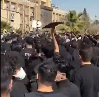 احتجاجات طلابية في جامعات طهران ومشهد ترفع شعارات "الموت لخامنئي" 