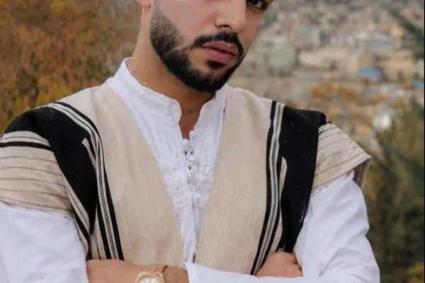 الأمن الإيراني يقتاد والد أحد معتقلي الاحتجاجات معصوب العينين لدفن نجله بعد إعدامه