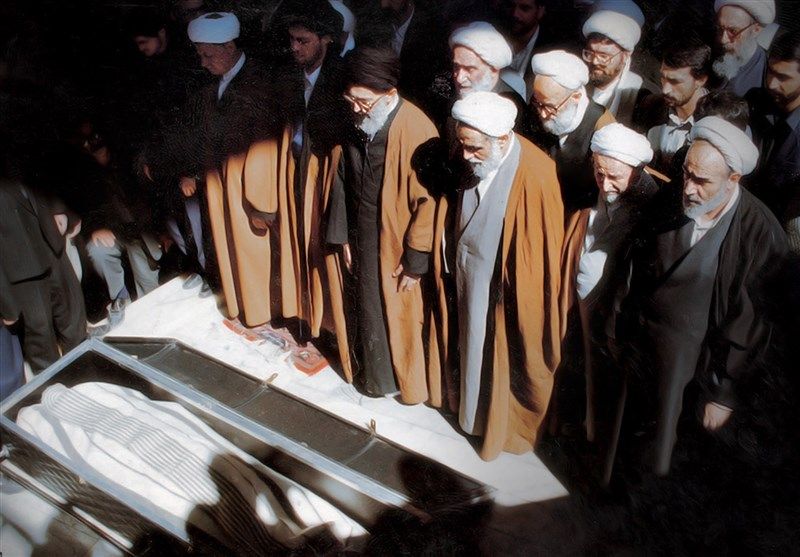 اسفند ۱۳۷۳، خامنه‌ای اولین نماز میت دوران رهبری‌اش را بر جسد احمد خمینی اقامه کرد 
